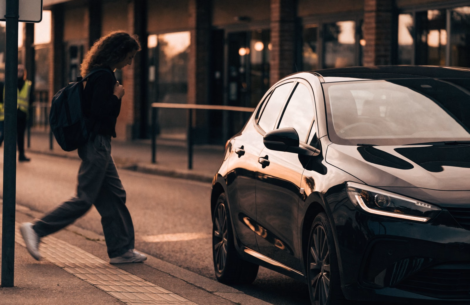 En elev går mot bilen utanför trafikskolan